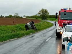 árokba borult mikrobusz elölről