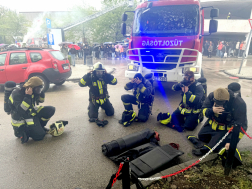 Légzőkészüléket vesznek fel a tűzoltók