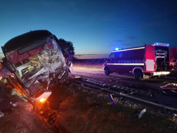 műszaki mentés, összetört távolsági busz