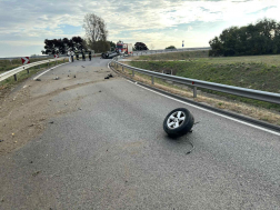 felborult autó távolról és egy kiszakadt kerék