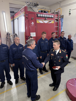 Elismerések átadása