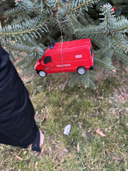 tűzoltóautókkal díszített karácsonyfa