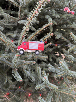 tűzoltóautókkal díszített karácsonyfa