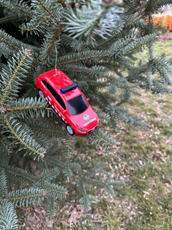 tűzoltóautókkal díszített karácsonyfa