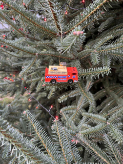 tűzoltóautókkal díszített karácsonyfa