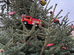 tűzoltóautókkal díszített karácsonyfa