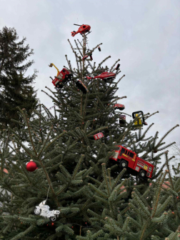 tűzoltóautókkal díszített karácsonyfa