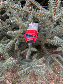 tűzoltóautókkal díszített karácsonyfa