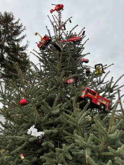 tűzoltóautókkal díszített karácsonyfa