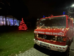 tűzoltóautókkal díszített karácsonyfa