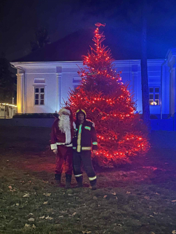 tűzoltóautókkal díszített karácsonyfa