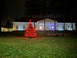 tűzoltóautókkal díszített karácsonyfa