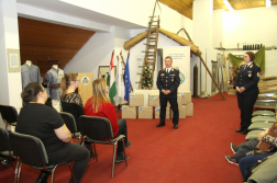 ajándékcsomagok átadása