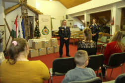 ajándékcsomagok átadása