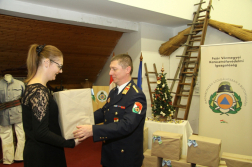 ajándékcsomagok átadása