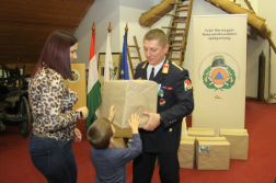 ajándékcsomagok átadása