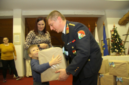 ajándékcsomagok átadása