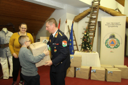 ajándékcsomagok átadása