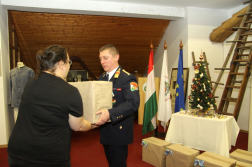 ajándékcsomagok átadása