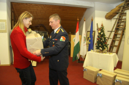 ajándékcsomagok átadása