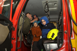 ajándékcsomagok átadása