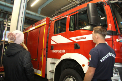 ajándékcsomagok átadása