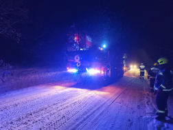 Kamionok mentése a havas úton