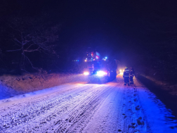 Kamionok mentése a havas úton