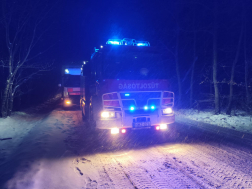 Kamionok mentése a havas úton