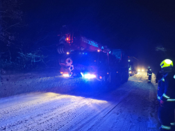 Kamionok mentése a havas úton