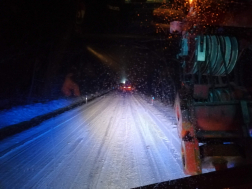 Kamionok mentése a havas úton