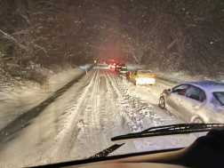 Hóba szorult kamionok mentése