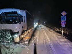 Hóba szorult kamionok mentése