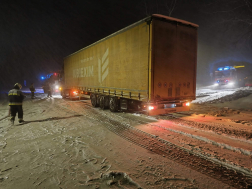 Hóba szorult kamionok mentése
