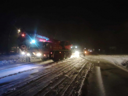 Hóba szorult kamionok mentése