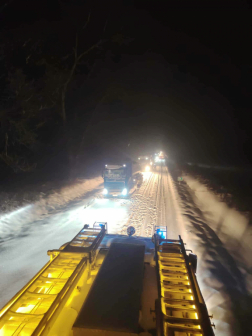 Hóba szorult kamionok mentése