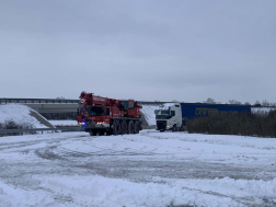 kamionok mentése a hóból