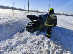 összetört autó a hóban