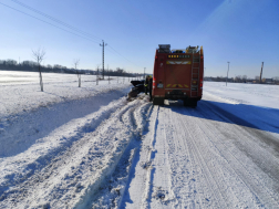 összetört autó a hóban