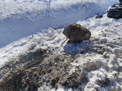 összetört autó a hóban