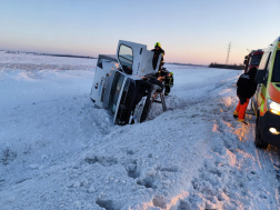 felborult kisteherautó