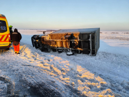 felborult kisteherautó