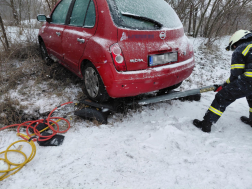 árokba csúszott autó mentése