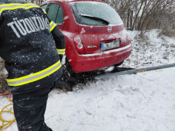 árokba csúszott autó mentése