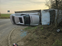 felborult tréler balesete