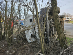 felborult tréler balesete