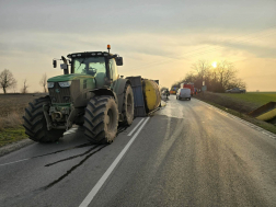 felborult tréler balesete
