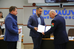 elismerés átadása