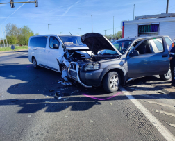 két összeütközött autó