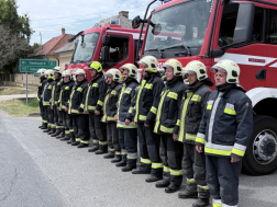 megemlékezés a laktanya előtt